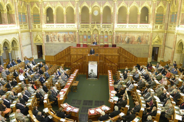 A családvédelmi akciótervről kezd tárgyalni a parlament