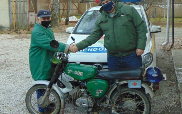 Vitte a fát, meg a motort is