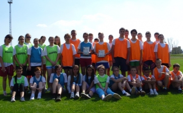Katolikus iskola diákjai a VI. Sümeg- Tapolca váltó futóversenyen
