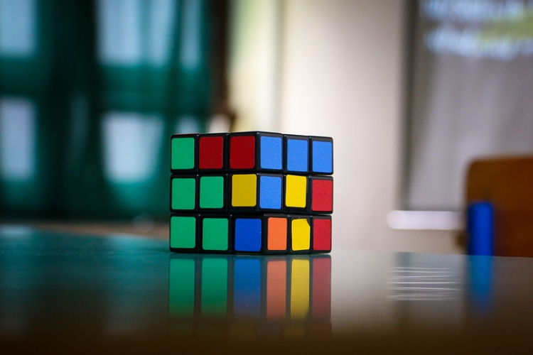 Egy kanadai játékgyártóhoz kerül a Rubik-kocka