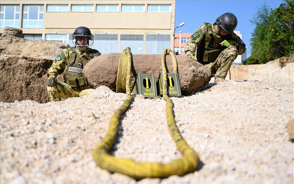 Hatástalanították az óriási bombát Veszprémban - Fotók