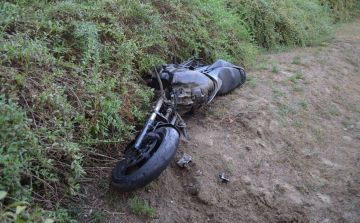 A motoros egy családi ház udvarán, motorja pedig a szomszéd kertben landolt
