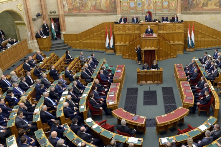 A koronavírus elleni védekezésről szavaz a parlament 