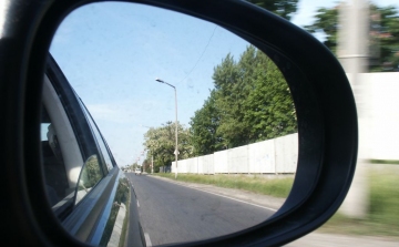 Az autók visszapillantó tükreit tördelték le