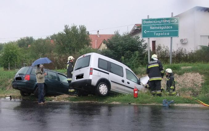 Az ütközést követően mindkét személygépkocsi a vízelvezető árokba borult 