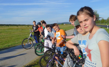 Nagy számban vettek részt a katolikus iskola tanulói a Gördülj Velünk! városi versenyen