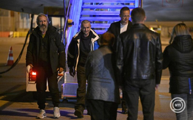 Szijjártó Péter két ukrajnai magyar hadifogollyal tért haza Putyintól