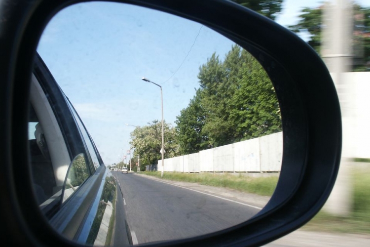Az autók visszapillantó tükreit tördelték le
