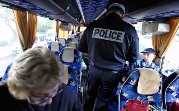 Egy buszon fogták el a körözött nőt