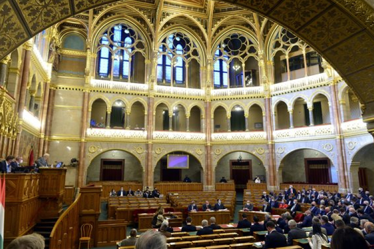 Bizottsági jelentések vitáival kezdi kétnapos ülését a parlament