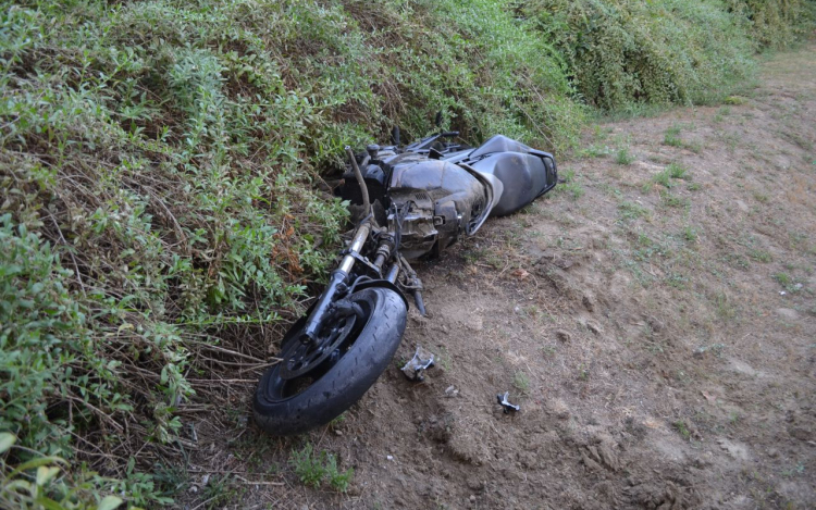 A motoros egy családi ház udvarán, motorja pedig a szomszéd kertben landolt