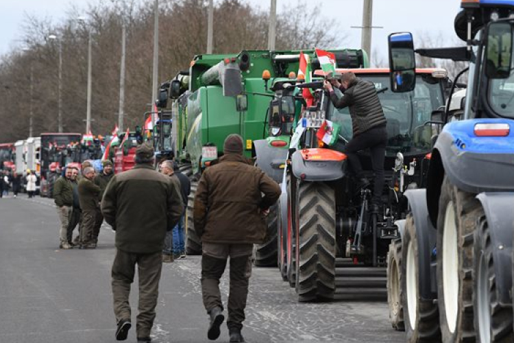 Az ukrán termékek korlátlan importjának meghosszabbítása ellen demonstráltak a magyar gazdák a záhonyi határátkelőnél