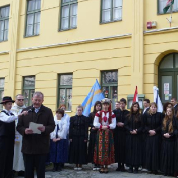 Székely zászló a Nagyboldogasszony Római Katolikus Általános Iskolán