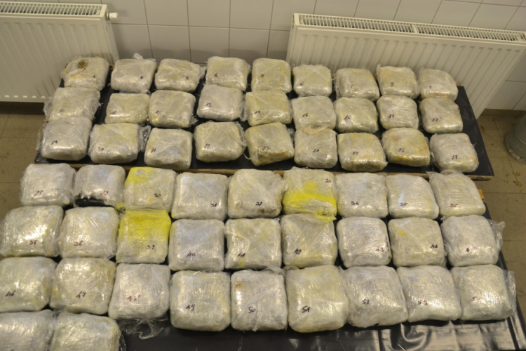 Egy rakás marihuánát találtak egy autóba rejtve Röszkén - VIDEÓ