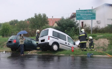 Az ütközést követően mindkét személygépkocsi a vízelvezető árokba borult