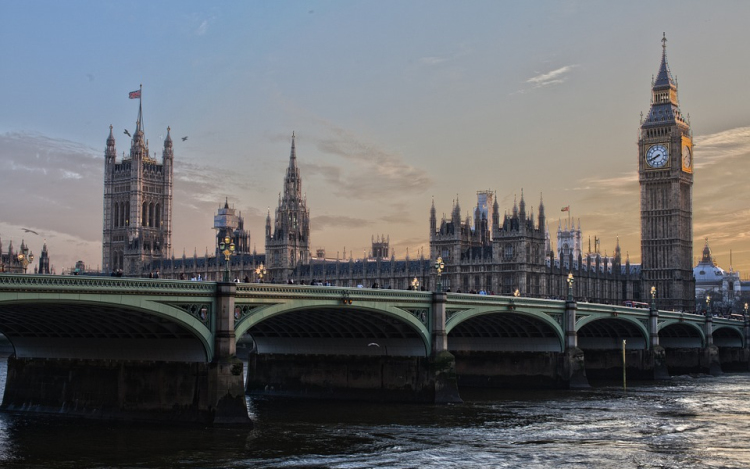 A brit uralkodó jóváhagyásával életbe lépett a Brexit-törvény